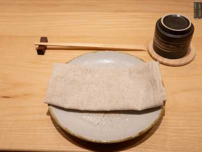 Ad �arredare� il posto dall�aspetto molto minimal, ci sono piatti, bicchieri, le immancabili hashi (bacchette)...
